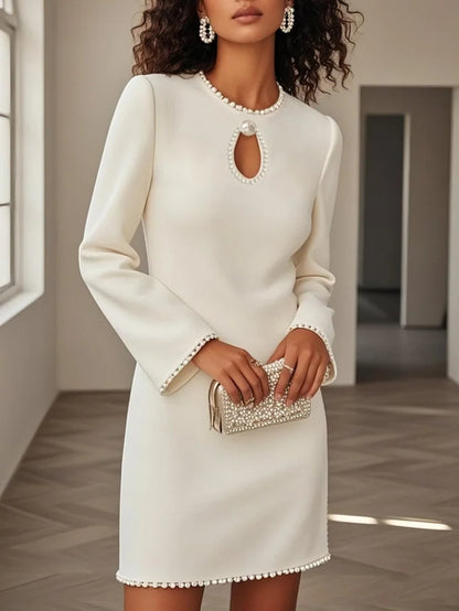 👗 Stylové šaty s dlouhým rukávem a rovný výstřihem – průstřih a perlové ozdoby